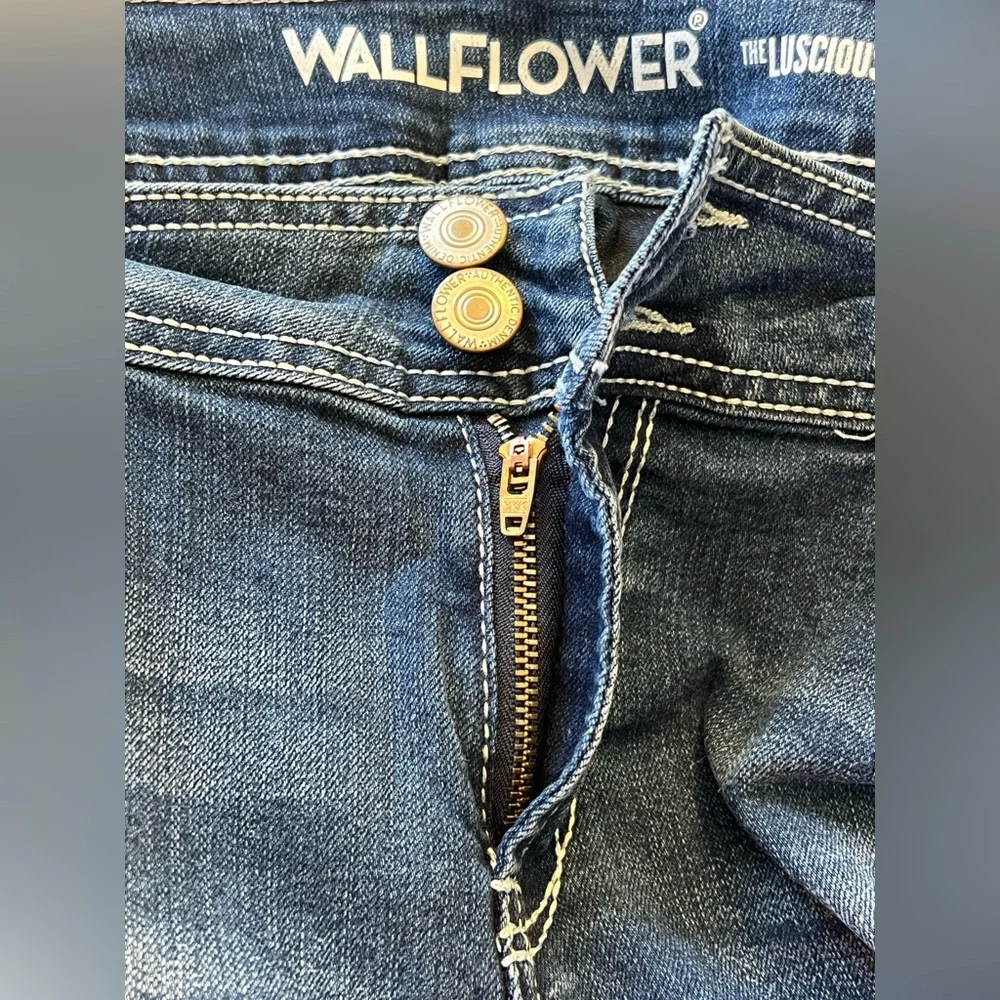 Wallflower Luscious Curvy Fit Women’s Medium Washed Boot Cut Jeans Size 13 Reg! - Picture 9 of 10